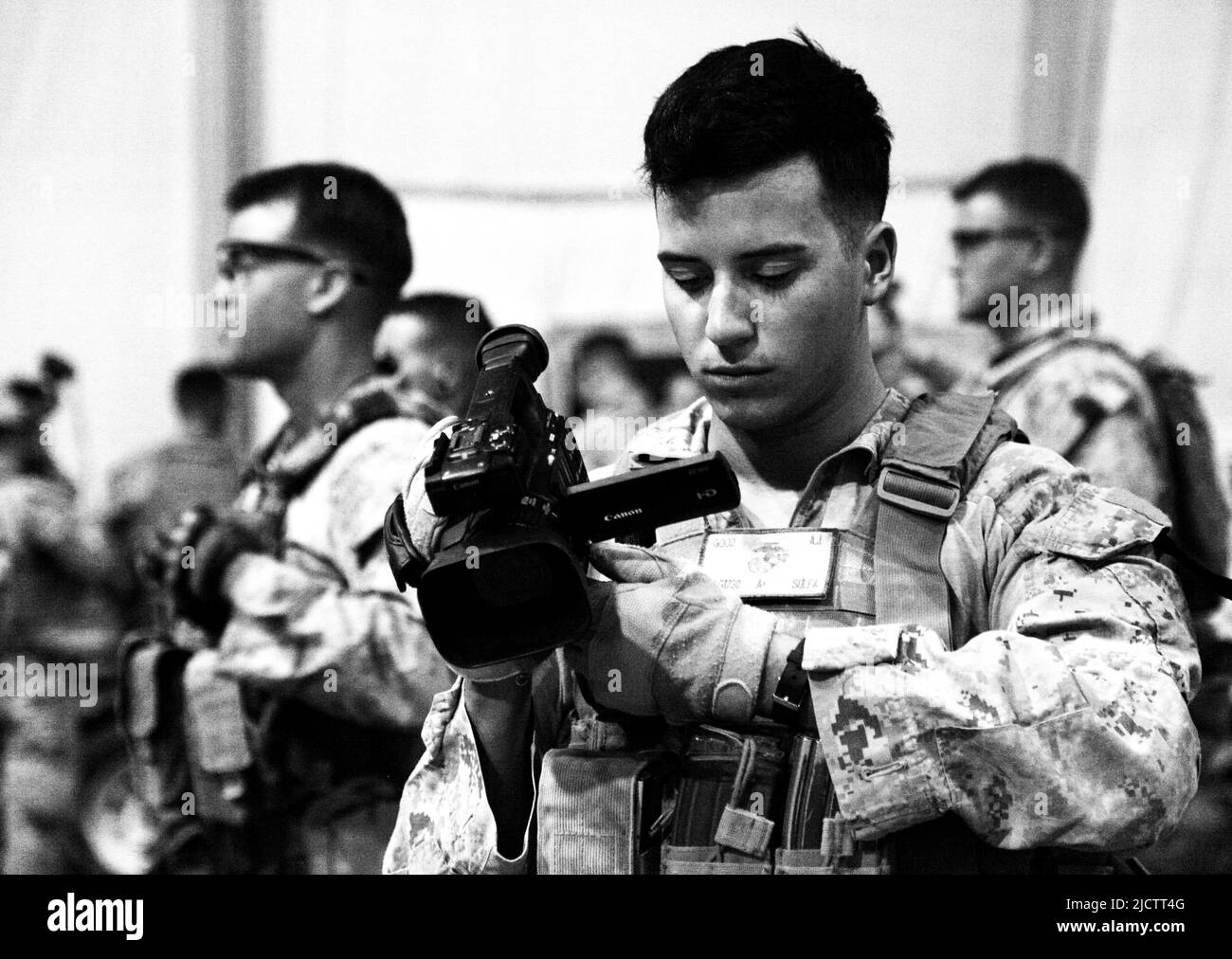U.S. Marine Corps Cpl. Andrew J. Good, camarógrafo de combate adjunto a Alpha Company, Batallón 1st, Regimiento Marino 8th, Equipo de Combate Regimental 6 functi Foto de stock