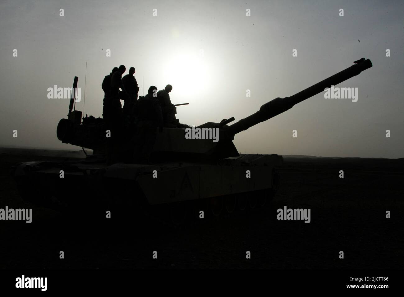 Los Marines con 1st Batallón de Tanques, 1st Fuerzas Expedicionarias Marinas hacia adelante, inspeccionan su M1 Tanque de Batalla Abrams fuera del Campamento Delaram II en el Nimro Foto de stock