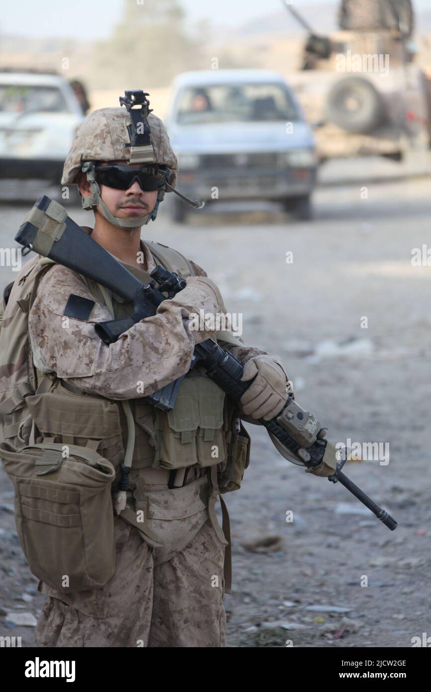 Corpsman de la Marina DE LOS ESTADOS UNIDOS hace una pausa mientras está patrullando en Kajaki, provincia de Helmond, Afganistán. Foto de stock