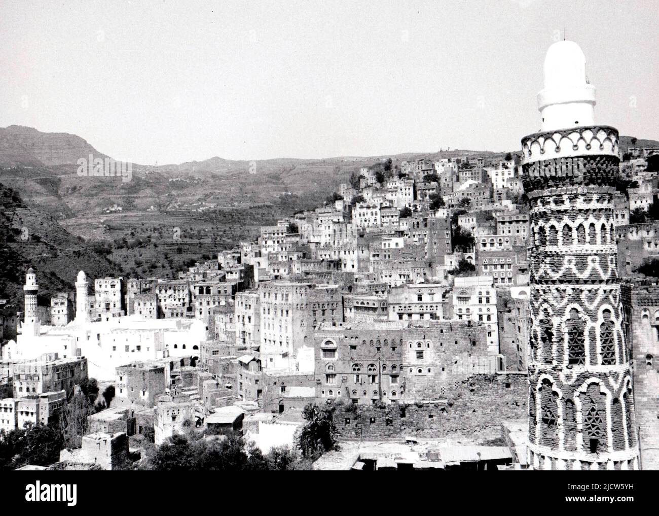Vista de Jibbleh con un minarete de la Mezquita de la Reina Arwa, Yemen, 1980 Foto de stock