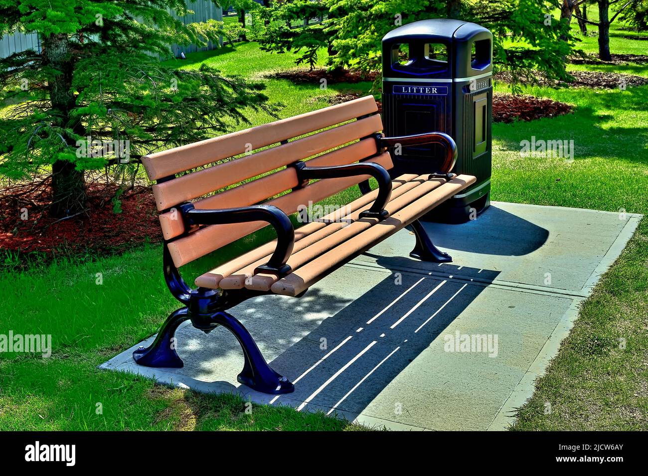 Un banco de parque sin nadie sentado en la zona rural de Alberta, Canadá. Foto de stock