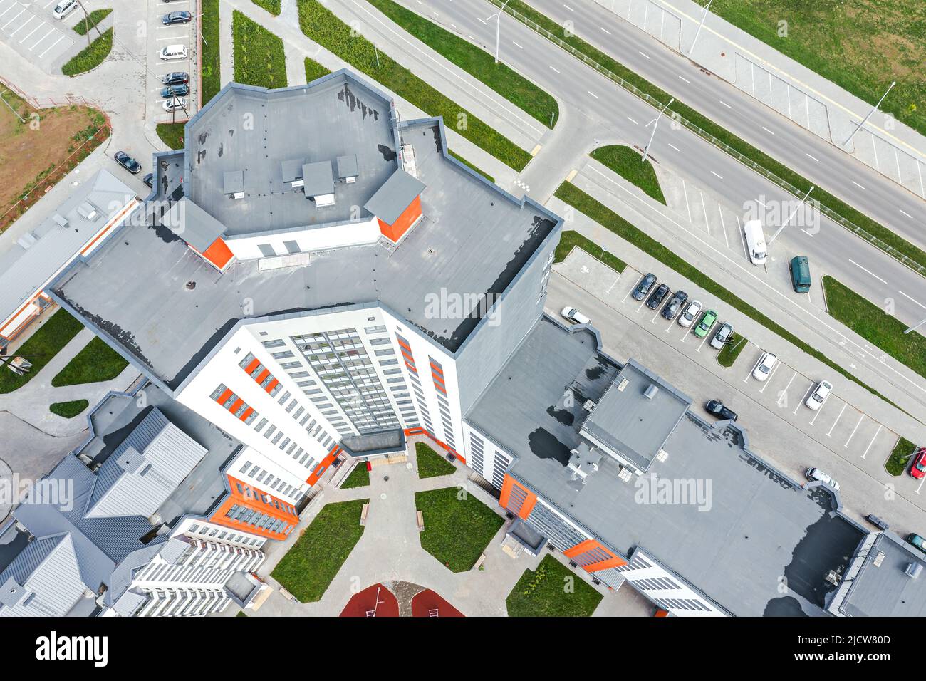 vista aérea de la parte superior del complejo de edificios residenciales de nueva construcción con parque infantil en el patio Foto de stock