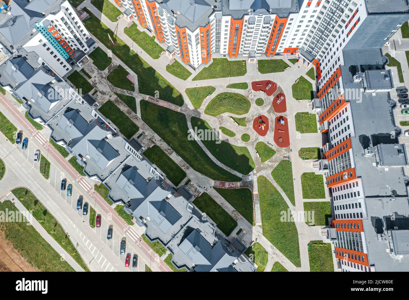 patio de modernos edificios residenciales con parque infantil. vista aérea desde aviones teledirigidos. Foto de stock