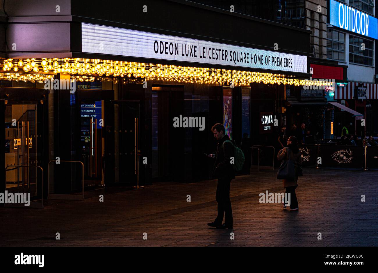 Señales iluminadas fuera del cine Odeon Lux, Leicester Square, Londres Central, Inglaterra, Reino Unido. Foto de stock