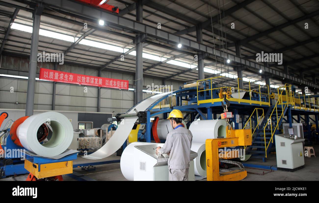 basura Exención por ejemplo CHONGQING, CHINA - 16 DE JUNIO de 2022 - Los empleados producen nuevos materiales  de construcción, aislamiento térmico y materiales de aislamiento acústico  en un taller en Chongqing, China, 16 de junio