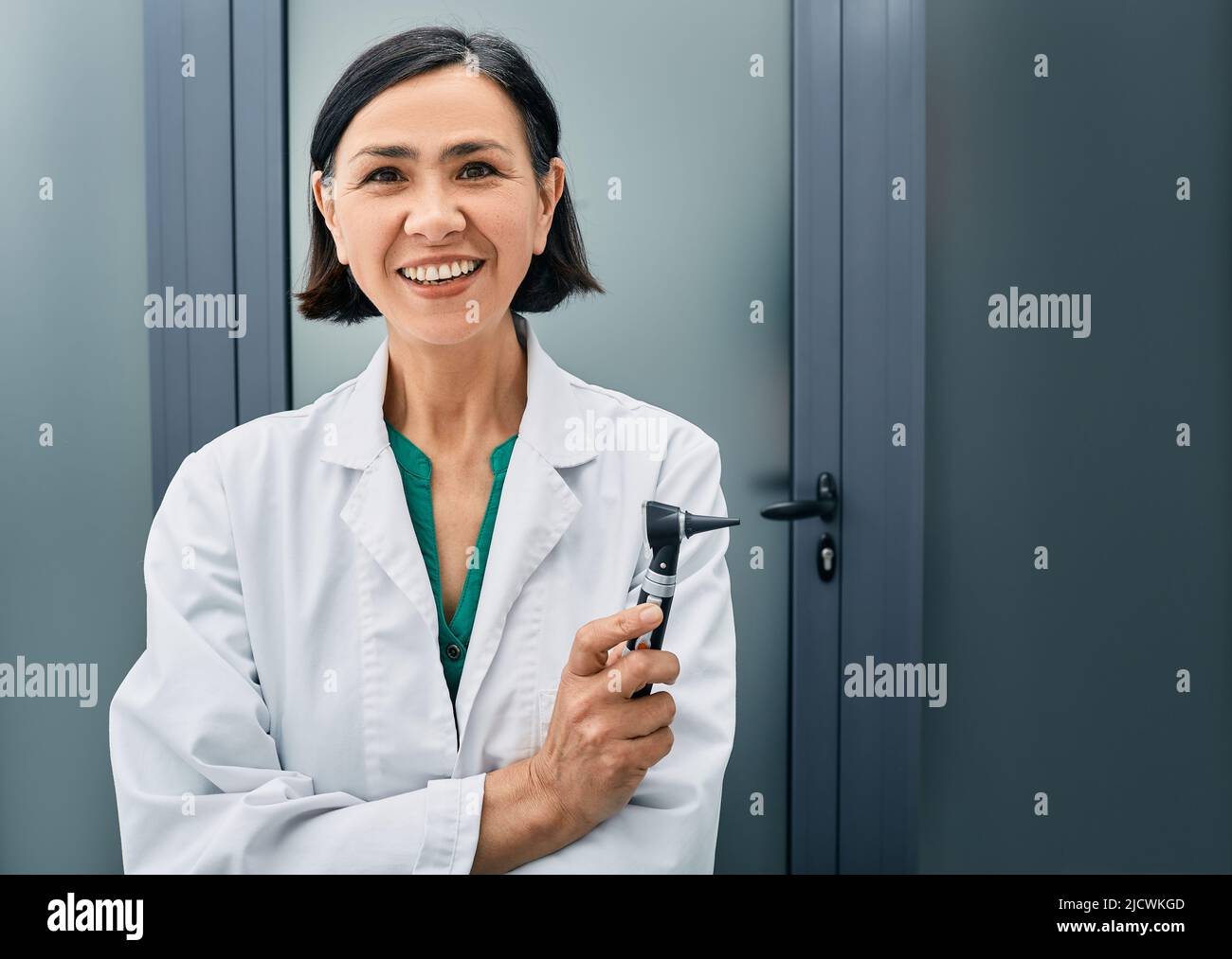 Retrato de una audióloga con otoscopio de pie en una clínica de audición Foto de stock