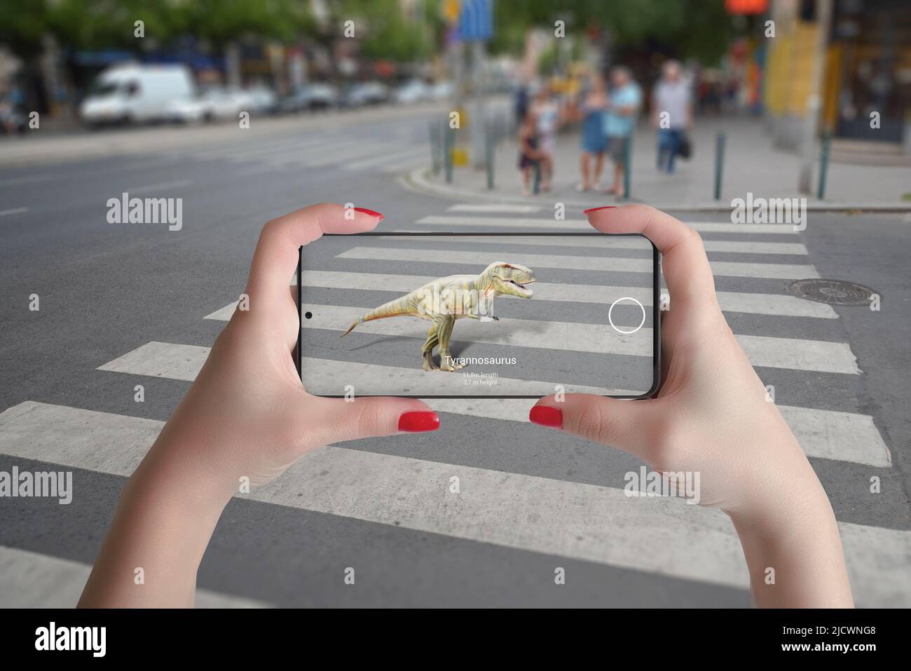 proyección de dinosaurios en la calle en 3d con un teléfono inteligente y un concepto de tecnología de realidad aumentada Foto de stock