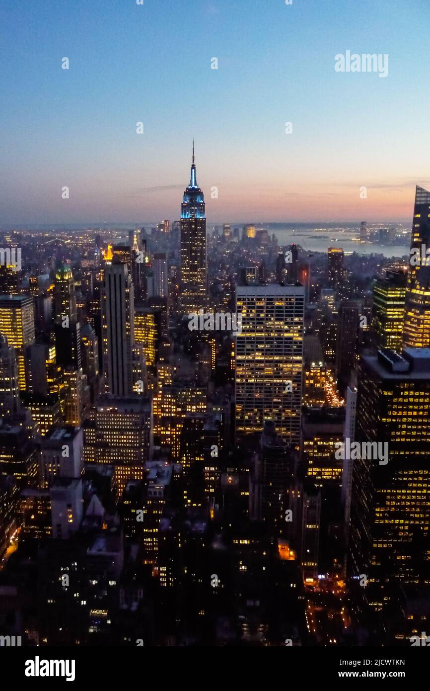 Vista del horizonte de Manhattan al atardecer desde la plataforma de observación Top of the Rock, Nueva York, United Staes Foto de stock