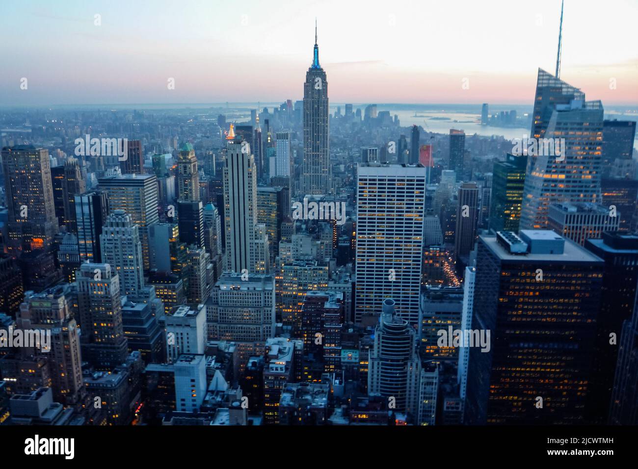 Vista del horizonte de Manhattan al atardecer desde la plataforma de observación Top of the Rock, Nueva York, United Staes Foto de stock