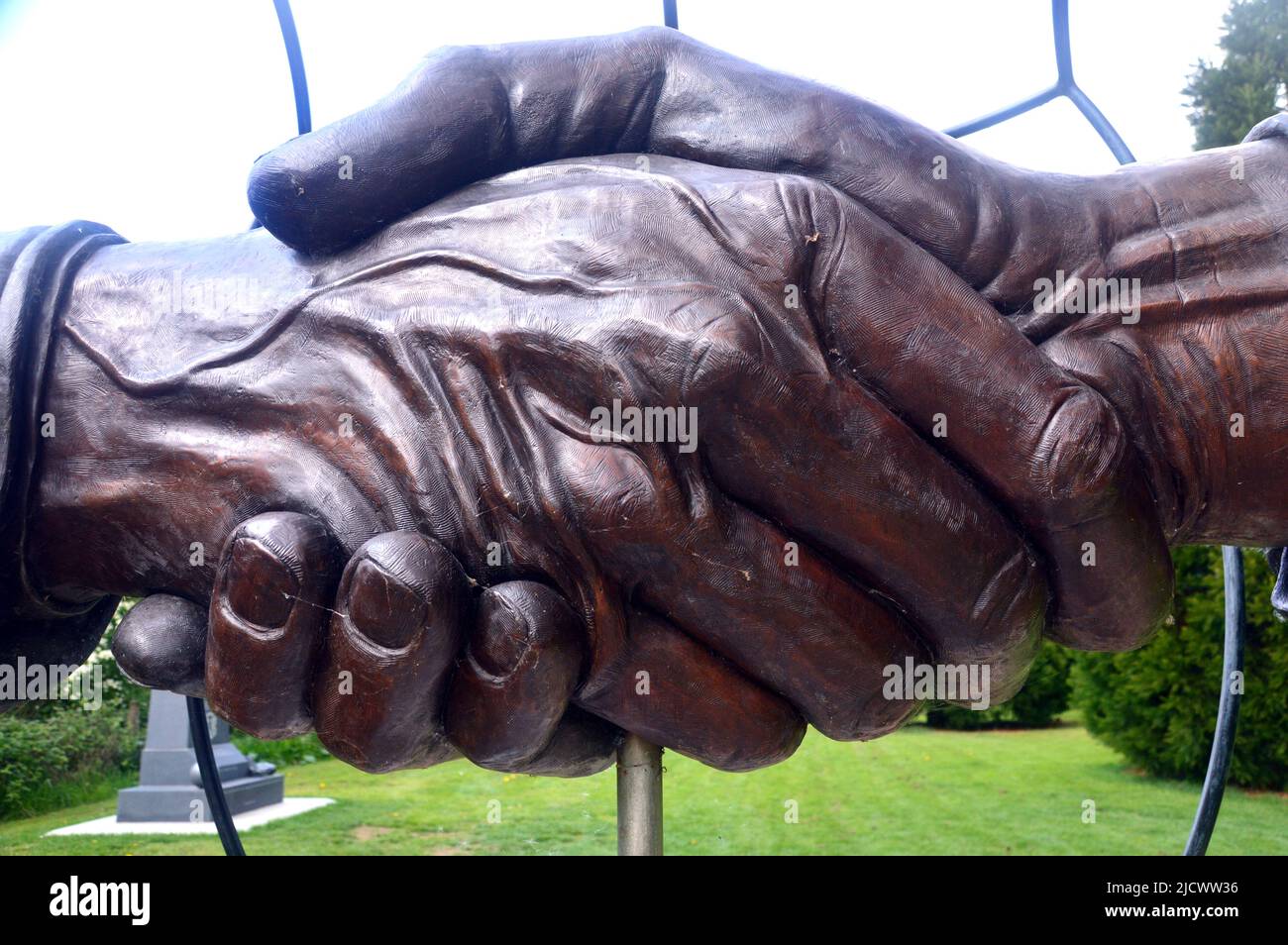 Estatua de bronce El apretón de manos