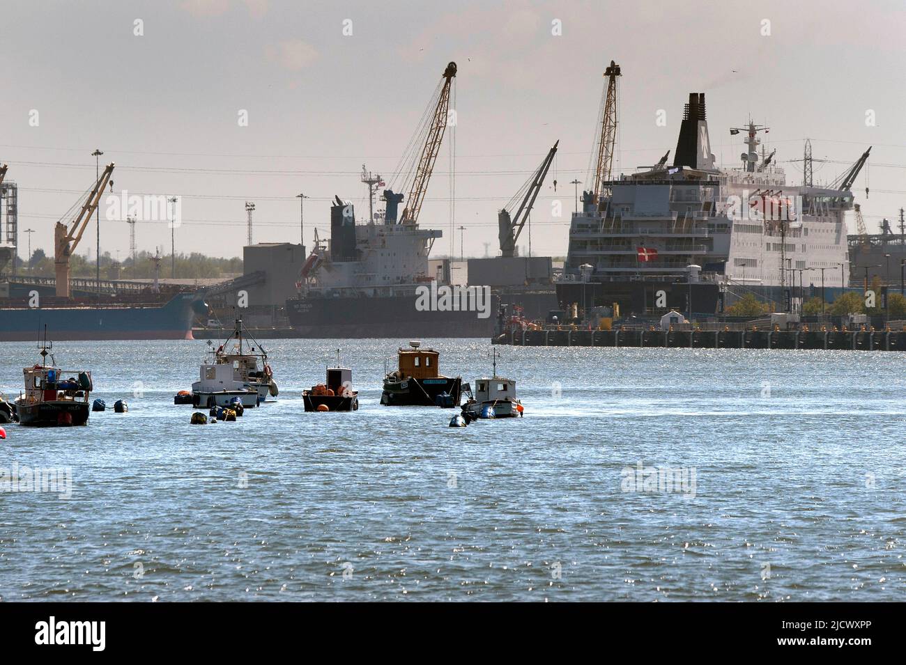 Vista de barcos de pesca, barcos de carga y ferry en el río Tyne, tomada desde el muelle de pesca North Shields Foto de stock