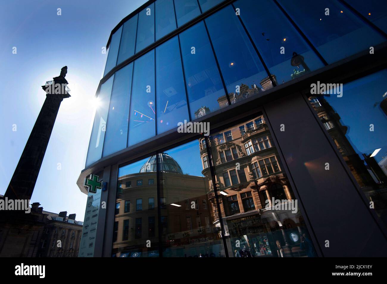 Monumento y reflexiones de Gray en vidrio de Eldon Square, Newcastle-upon-Tyne Foto de stock