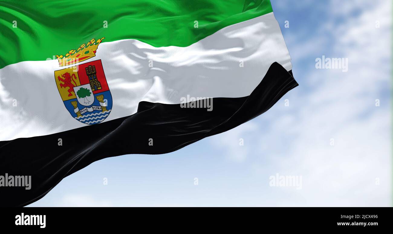 La bandera de Extremadura ondeando el viento en un día despejado. La Extremadura es una comunidad autónoma de España. Su capital es Mérida Foto de stock