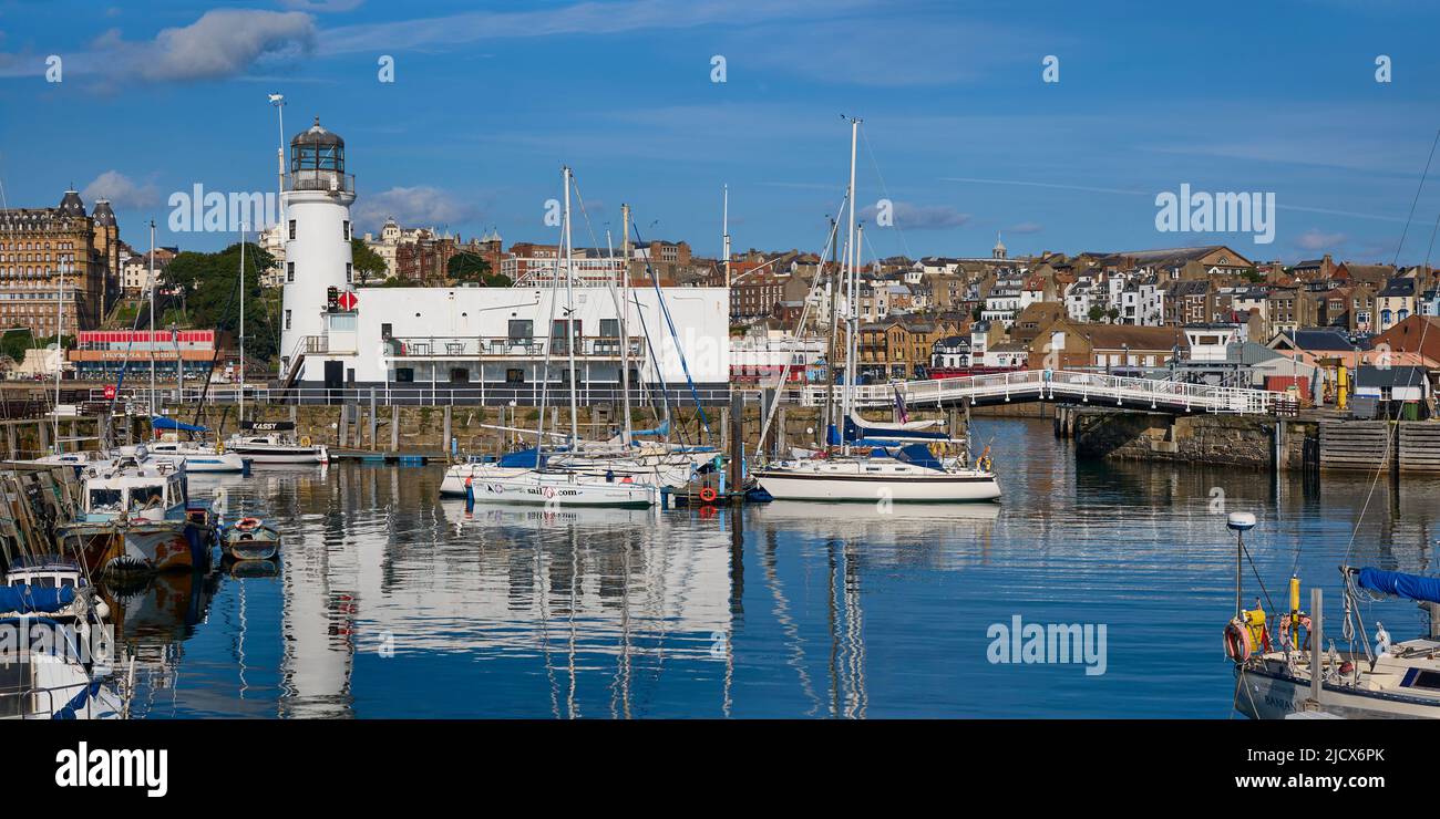 Vista de South Bay, mirando hacia el faro y Grand Hotel, Scarborough, Yorkshire, Inglaterra, Reino Unido, Europa Foto de stock