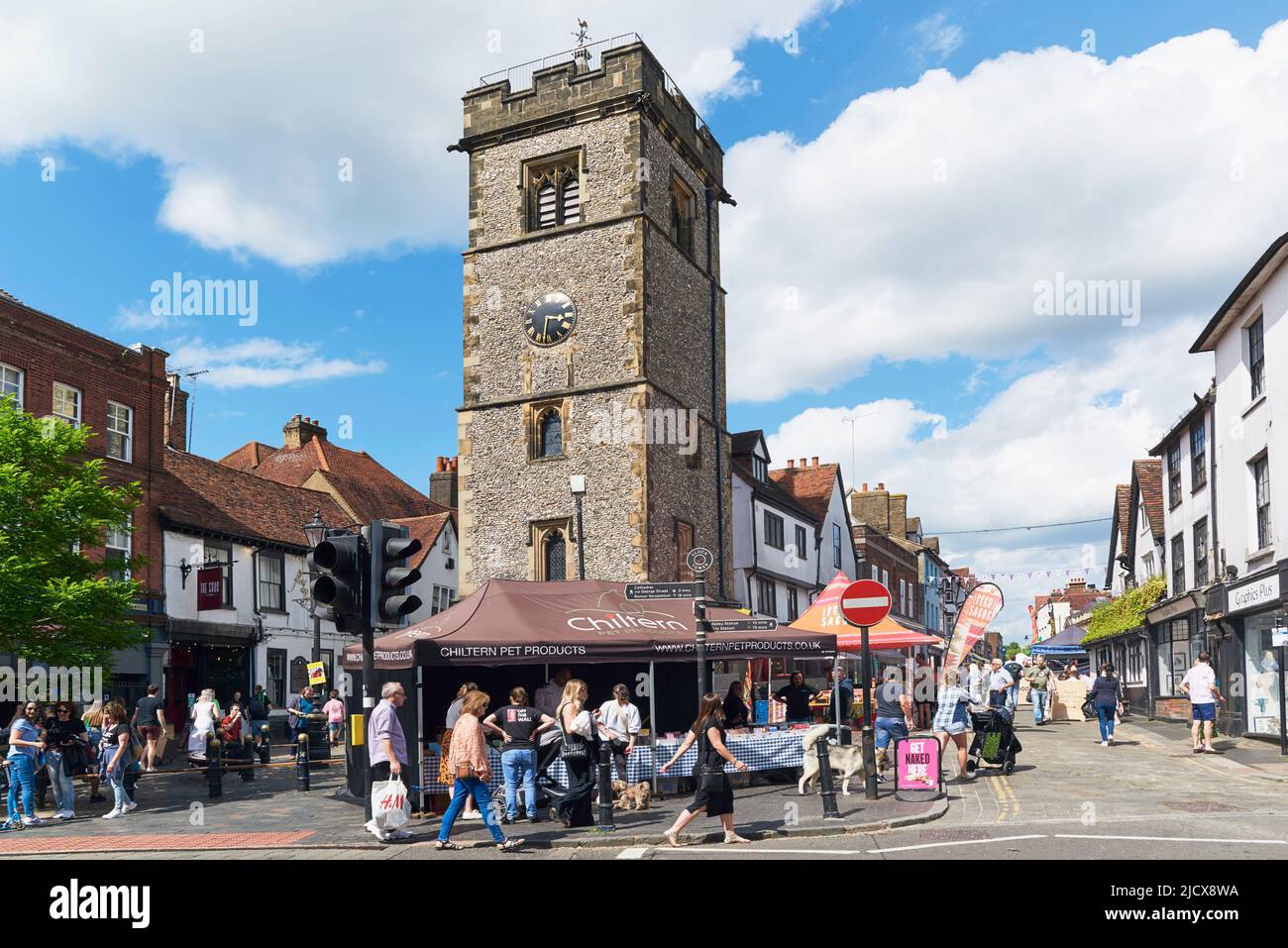 Centro de St Albans, Hertfordshire, sudeste de Inglaterra, con la torre de reloj del siglo 15th y el mercado Foto de stock