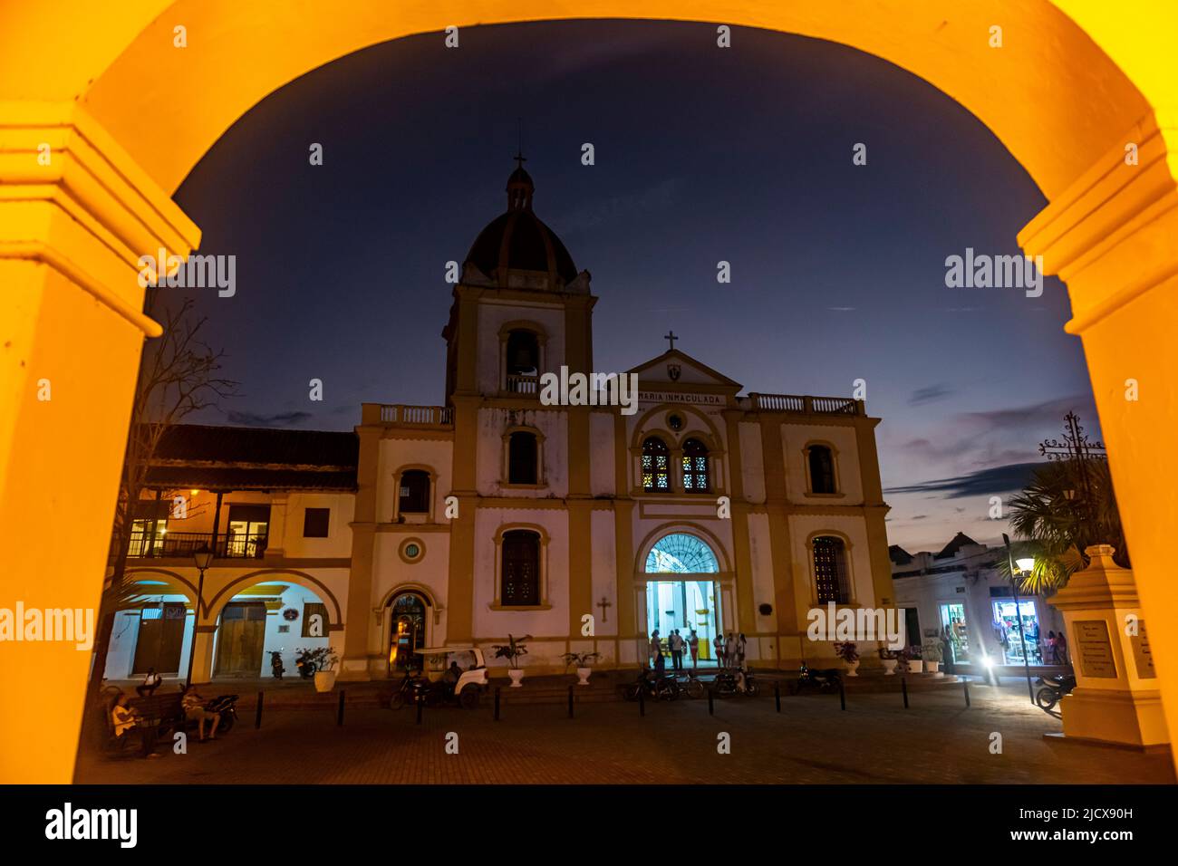 NightShot del centro histórico de Mompox, Patrimonio de la Humanidad de la UNESCO, Colombia, Sudamérica Foto de stock