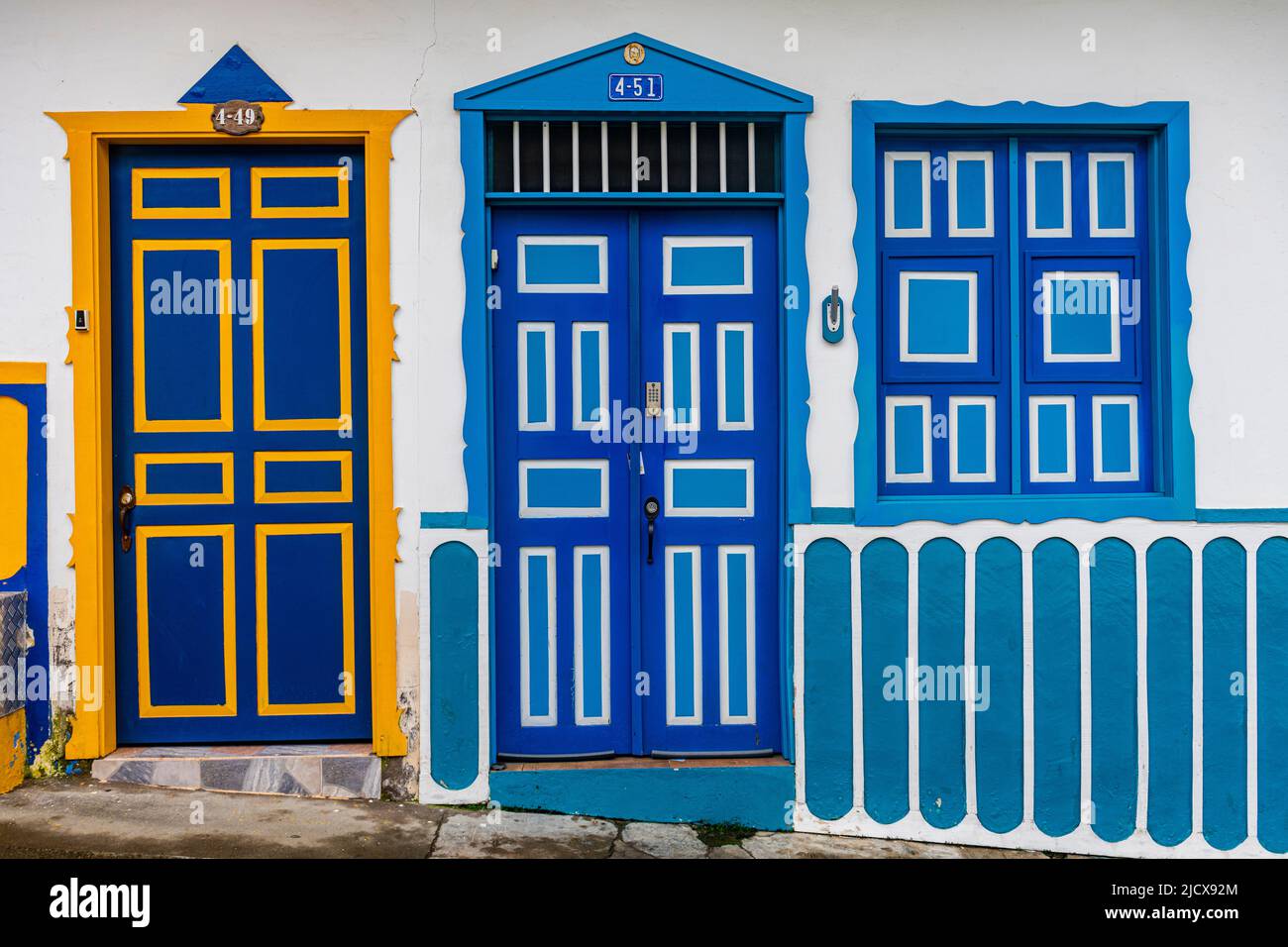Coloridas puertas, Patrimonio de la Humanidad de la UNESCO, Paisaje Cultural del Café, Salento, Colombia, Sudamérica Foto de stock