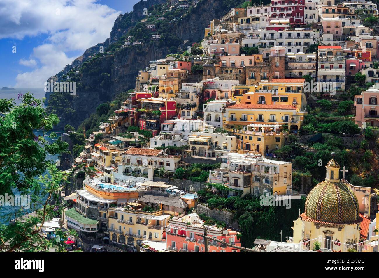 Vista de la colina de la ciudad de Positano con edificios bajos y coloridos sobre la línea del mar, Positano, Costa de Amalfi, Patrimonio de la Humanidad de la UNESCO, Campania, Italia Foto de stock