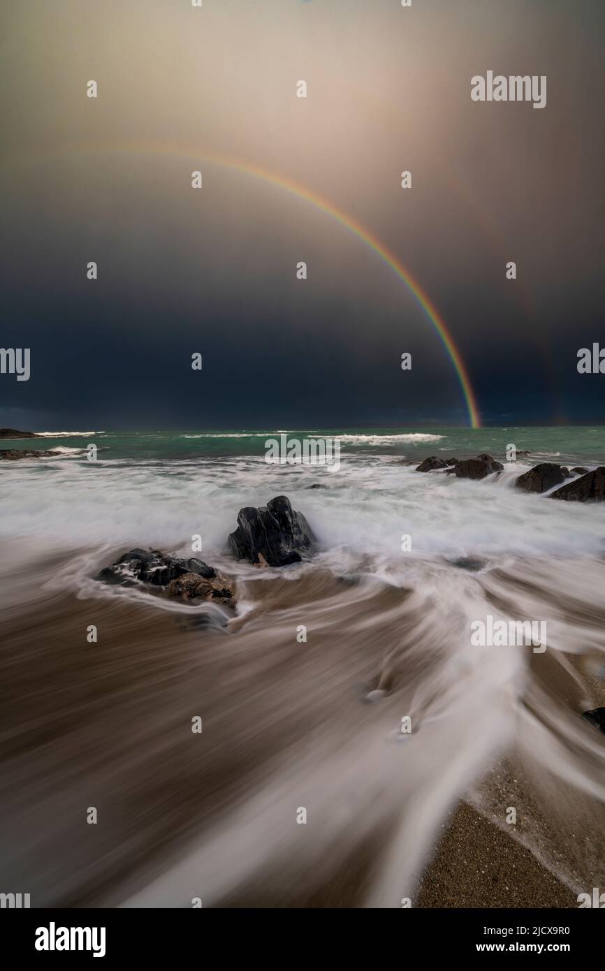 Arco iris doble y exposición larga creando movimiento en Traigh Bheag, Isla de Harris, Hébridas Exteriores, Escocia, Reino Unido, Europa Foto de stock