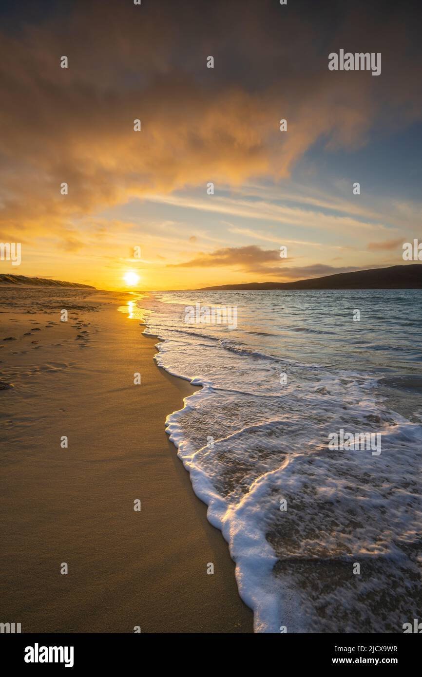 Patrones de olas al atardecer en Luskentera Beach, Isla de Harris, Hébridas Exteriores, Escocia, Reino Unido, Europa Foto de stock
