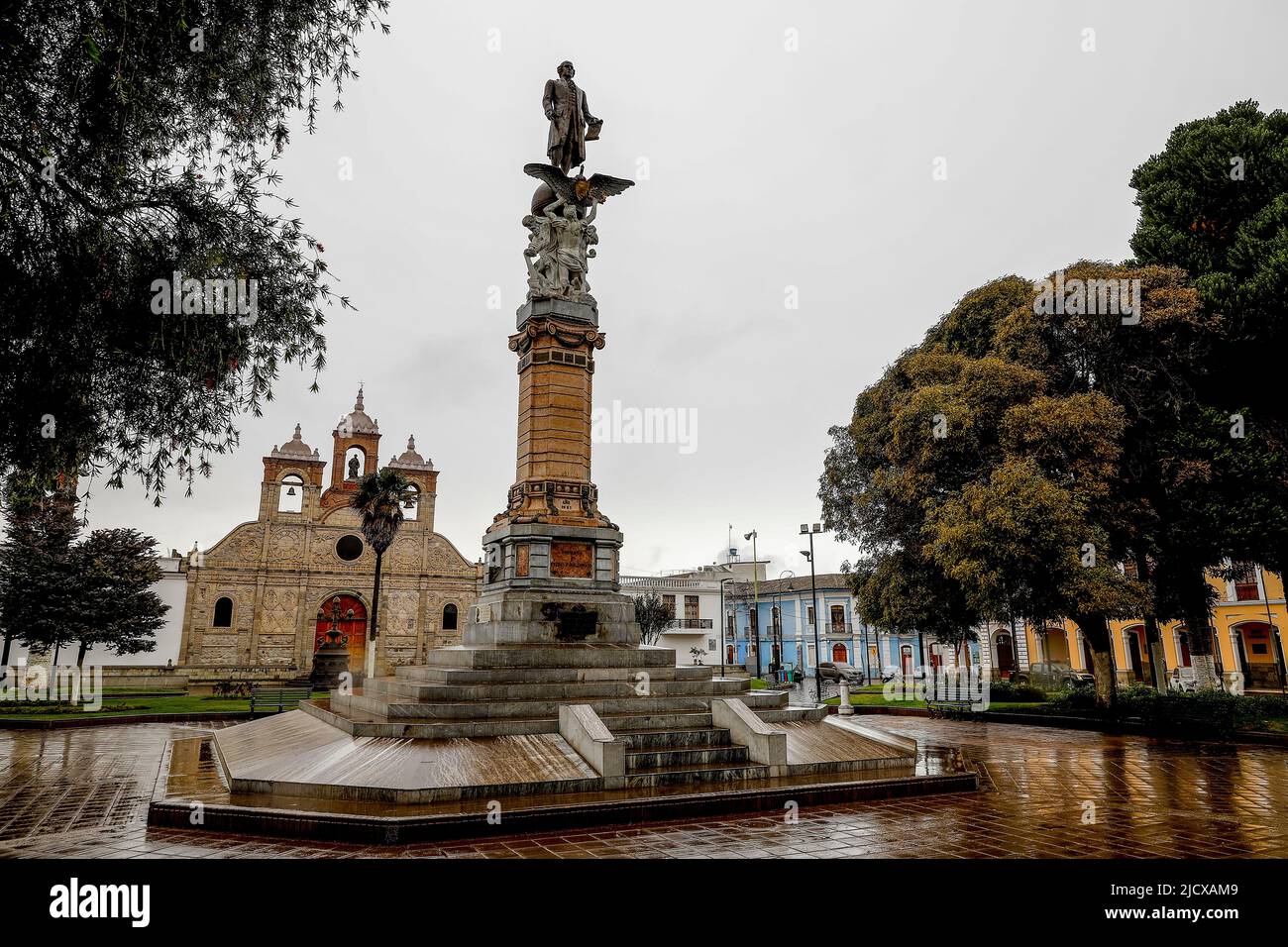 Plaza de la Catedral en un día lluvioso en la ciudad de Riobamba, Ecuador, Sudamérica Foto de stock