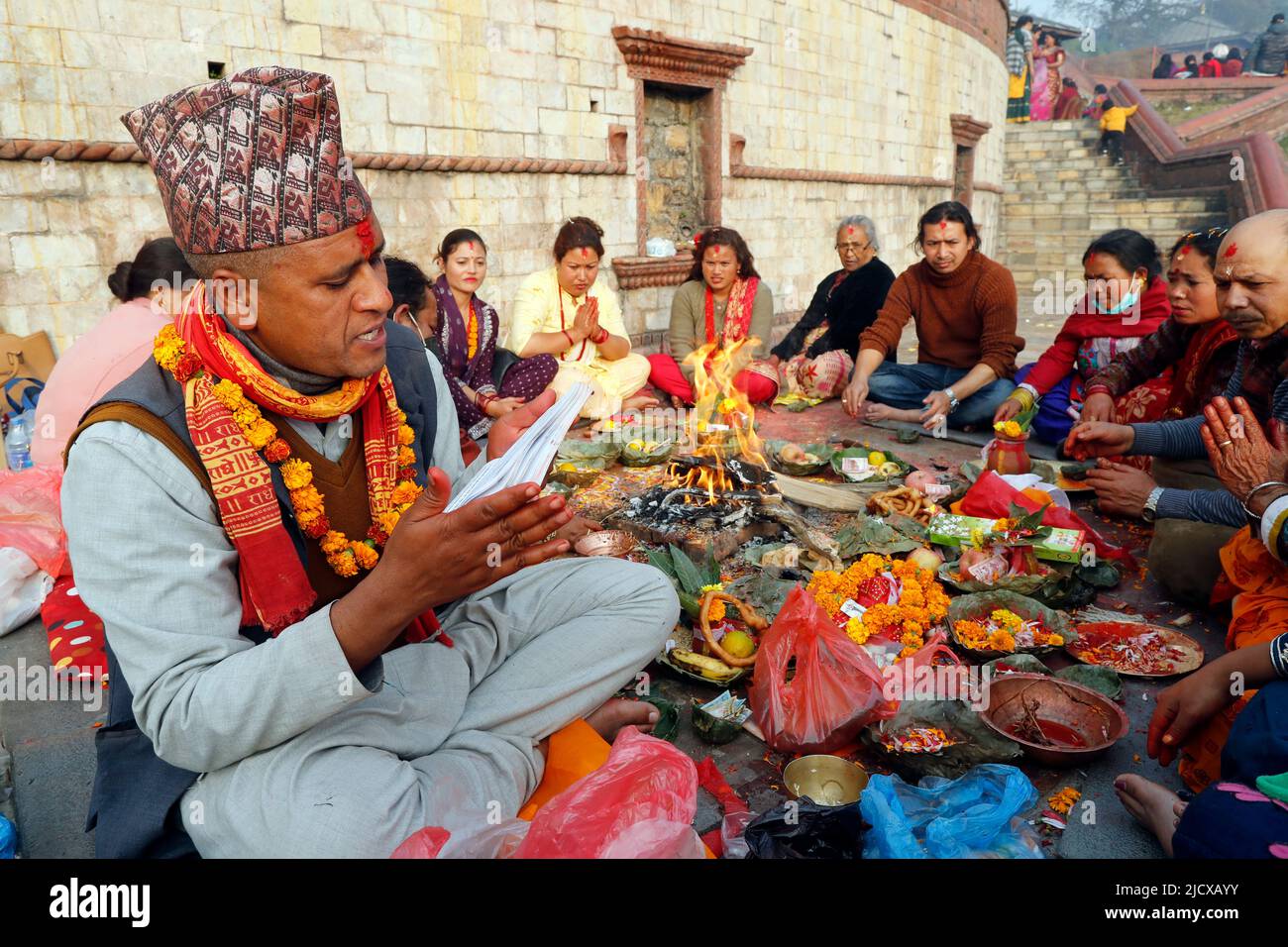 Ceremonia (puja) en el lugar de peregrinación hindú de Pashupatinath, Katmandú, Nepal, Asia Foto de stock