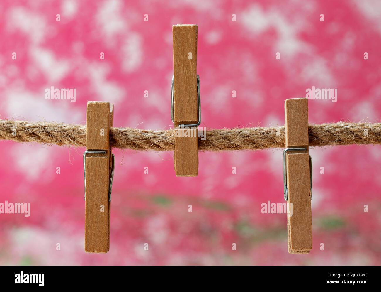 Tendedero de madera en una tendedera Fotografía de stock - Alamy