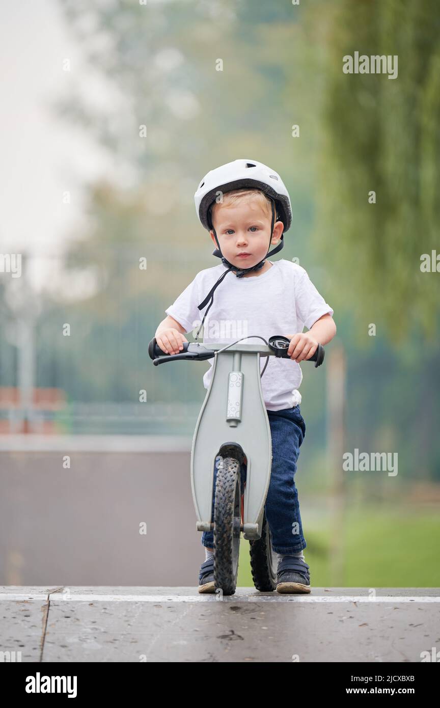 2 Años De Edad Niño Pequeño En El Casco De Aprender A Montar En Su Primera  Bici Fotos, retratos, imágenes y fotografía de archivo libres de derecho.  Image 19226015