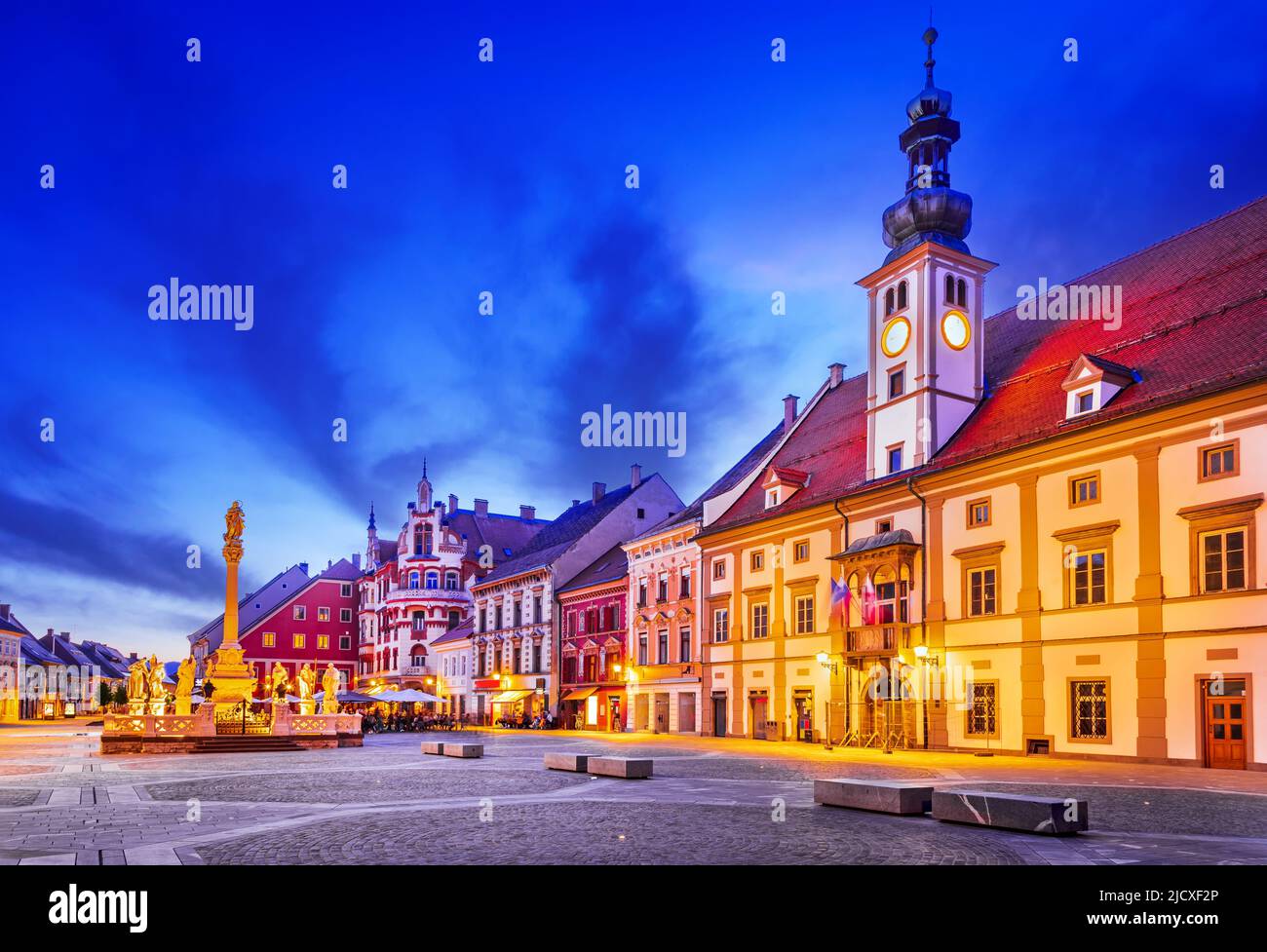 Maribor, Eslovenia. Plaza principal de color penumbra con columna de peste, foco de viajes esloveno. Foto de stock