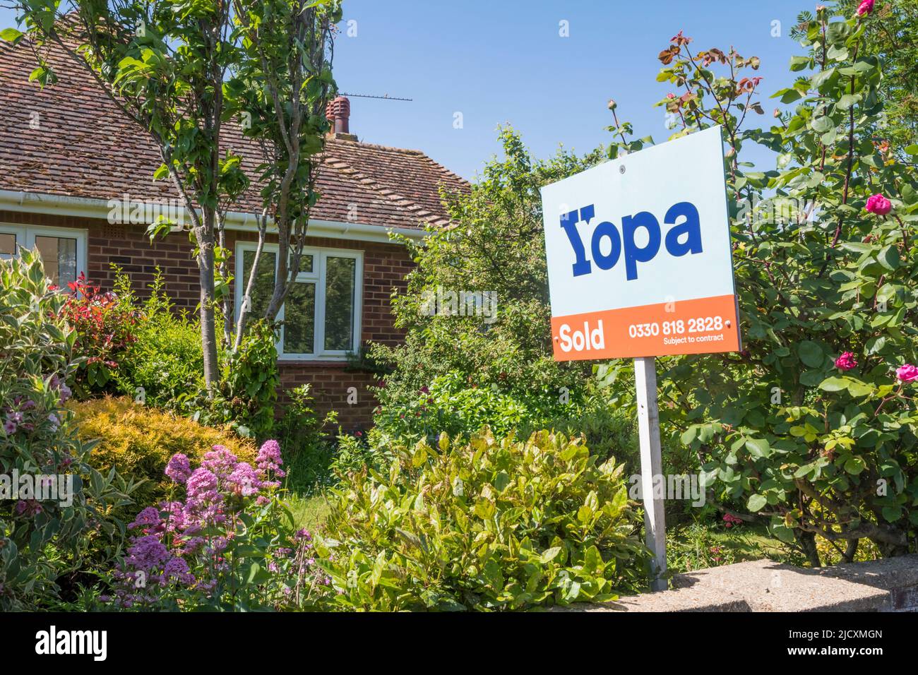 Letrero de agentes inmobiliarios en un bungalow a la venta en la localidad costera de Hunstanton, en Norfolk. Foto de stock