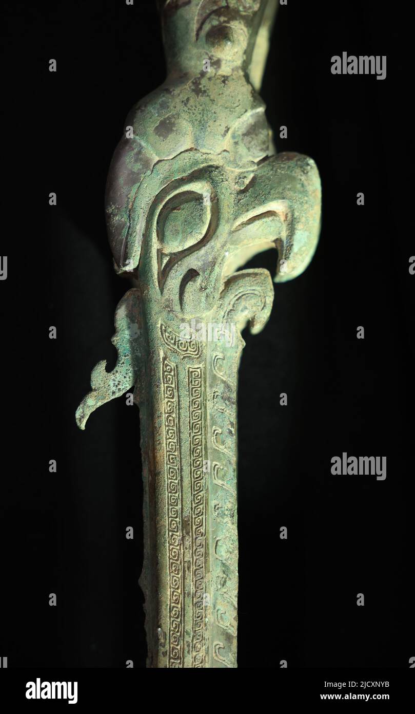 (220616) -- GUANGHAN, 16 de junio de 2022 (Xinhua) -- Foto tomada el 15 de junio de 2022 muestra una parte bronzeware que fue desenterrada del pozo sacrificial N° 2 en 1986 en el sitio de las ruinas de Sanxingdui en la provincia de Sichuan, al suroeste de China. Una escultura de bronce recién desenterrada en el famoso sitio de las ruinas de Sanxingdui fue igualada con éxito con otra parte de bronzware después de ser apartada hace unos 3.000 años, el equipo arqueológico confirmó el jueves. La sofisticada escultura de bronce representa una figura de una cabeza humana y cuerpo de serpiente, con ojos, colmillos y cuernos que sobresalen. Por encima de la cabeza hay un tr. Cinabrio Foto de stock