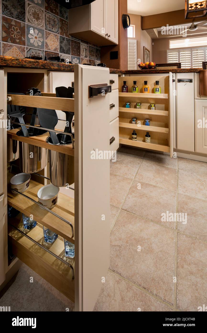 Interior de una moderna cocina de apartamento Foto de stock