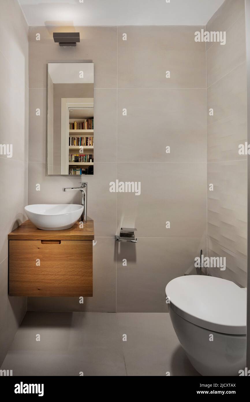 Cuarto de baño interior de un moderno apartamento Foto de stock