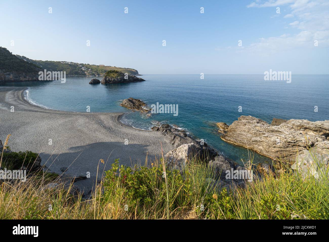 Una playa solitaria y remota en Italia sin gente Foto de stock