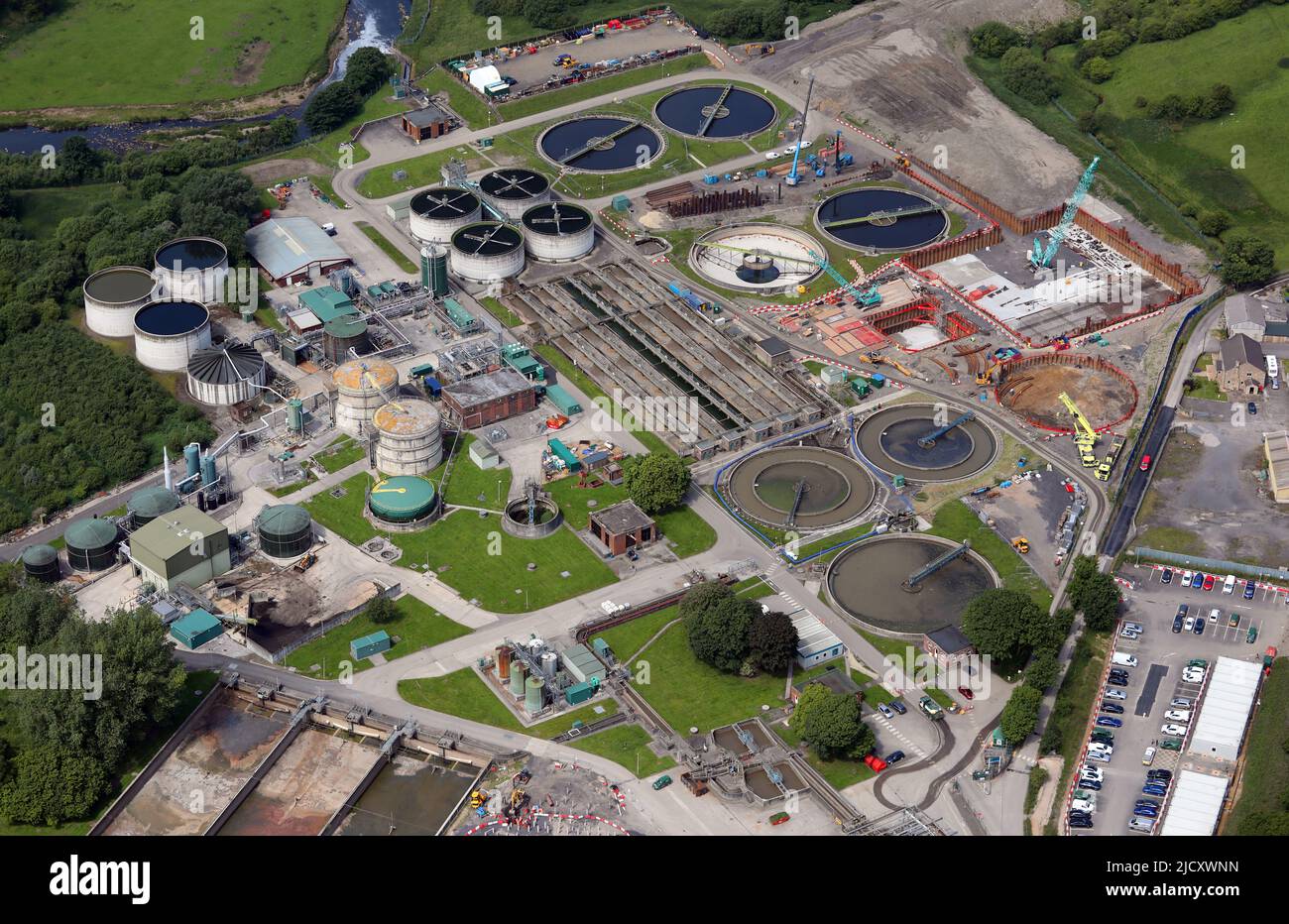 Vista aérea de una planta de tratamiento de aguas residuales en Wood End en Reedley, cerca de Burnley, Lancashire Foto de stock