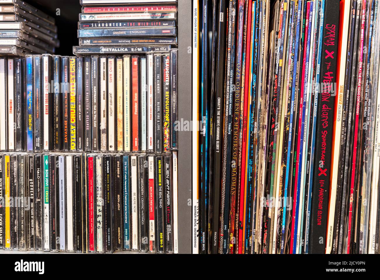 Colección de discos de vinilo, cd's, colección de cd, mangas de discos, discos de vinilo, colección de música, colección de discos, heavy metal música, discos, vinilo, Foto de stock