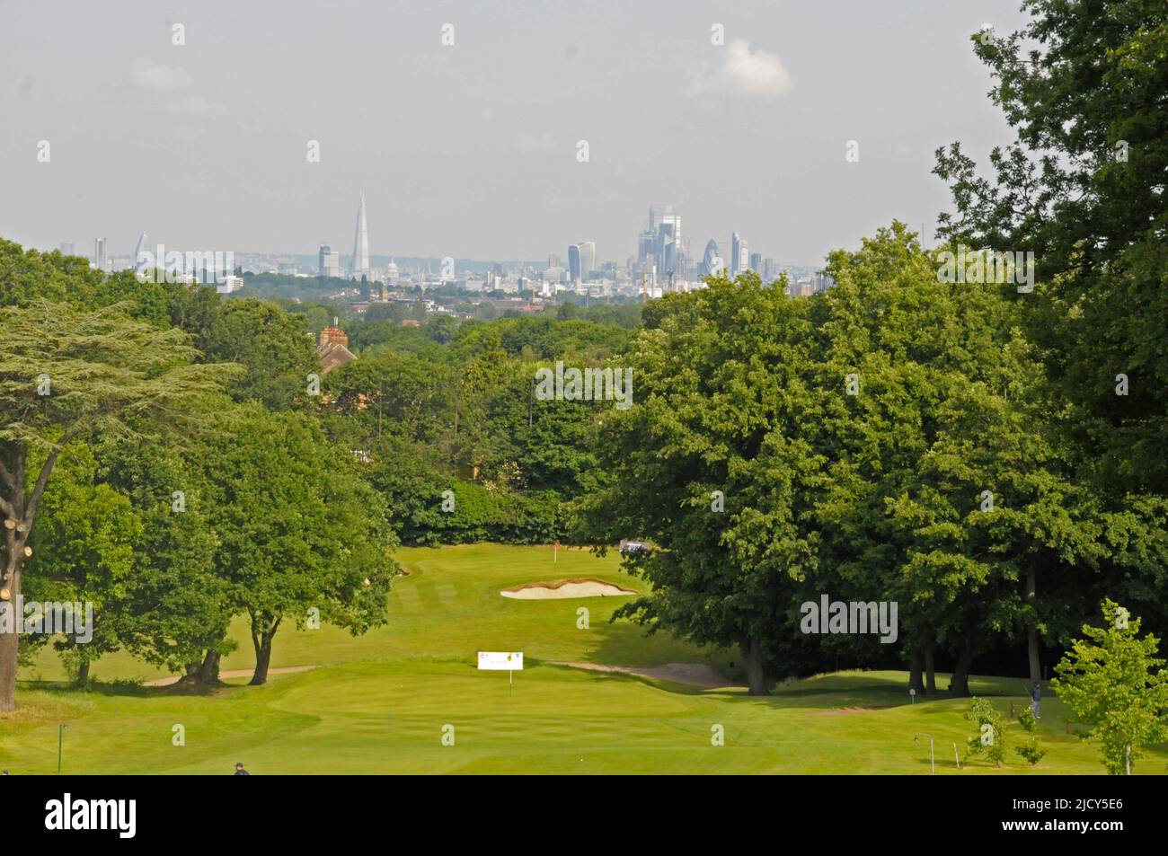 Vista sobre 9th Green y 3rd Green en West Course con London Skyline en el fondo, Sundridge Park Golf Club, Bromley, Kent, Inglaterra Foto de stock