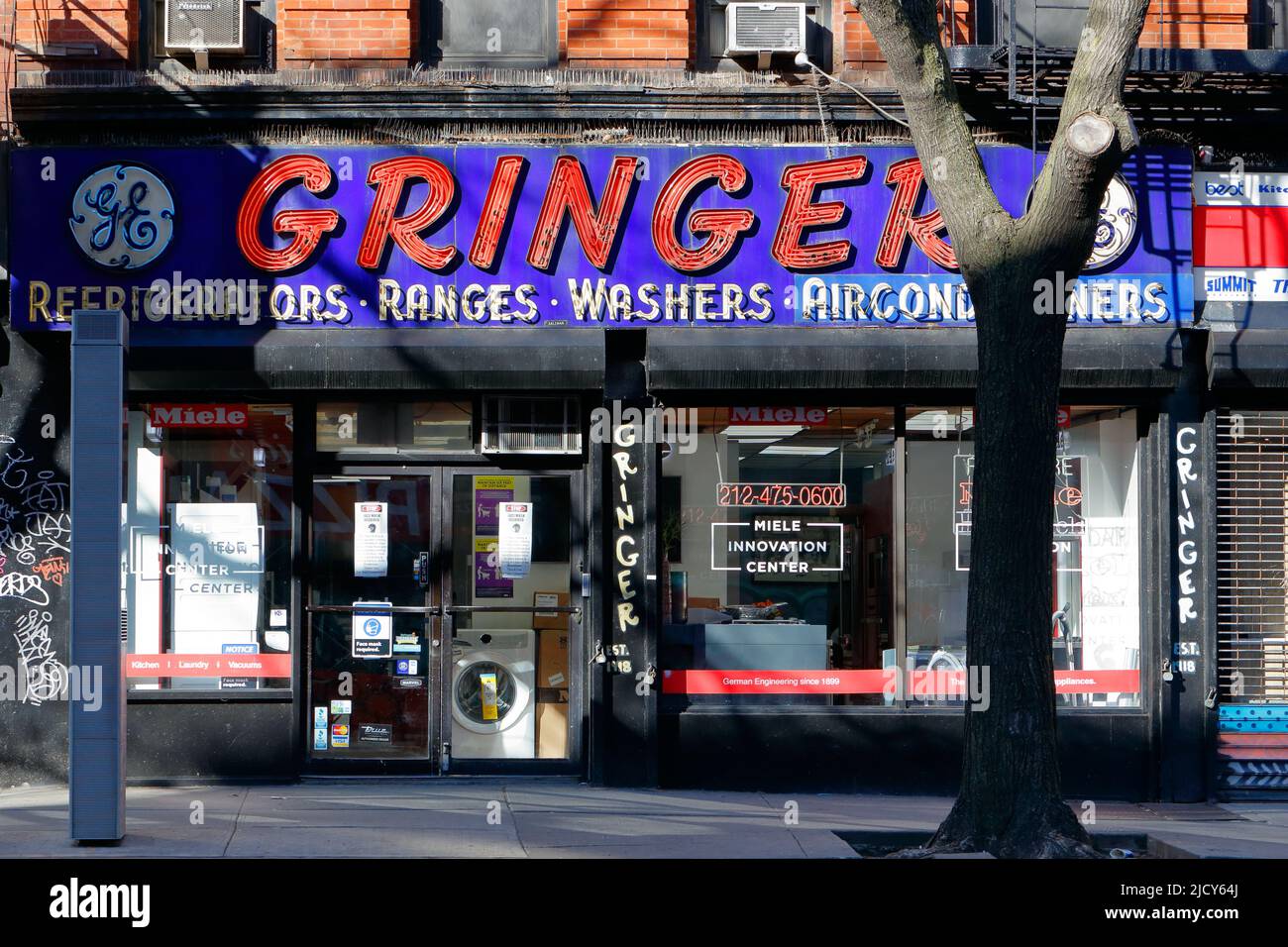 Gringer & Sons, 29 1st Ave., Nueva York, NY. Escaparate exterior de una tienda de electrodomésticos en el barrio de East Village en Manhattan. Foto de stock
