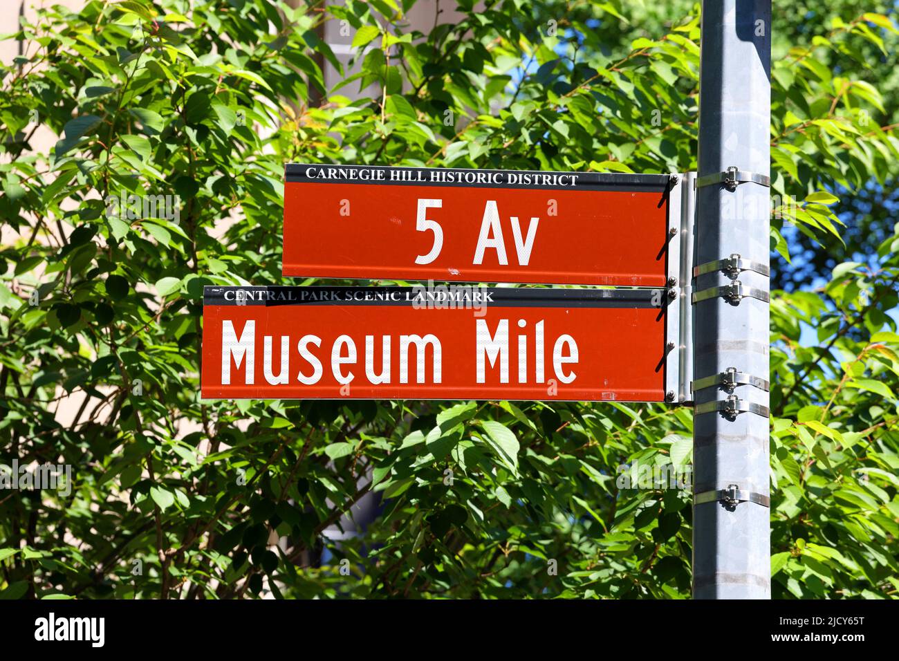 La señal de la calle Museum Mile y la señal de la calle Fifth Avenue en el barrio Carnegie Hill en Manhattan, Nueva York. Foto de stock