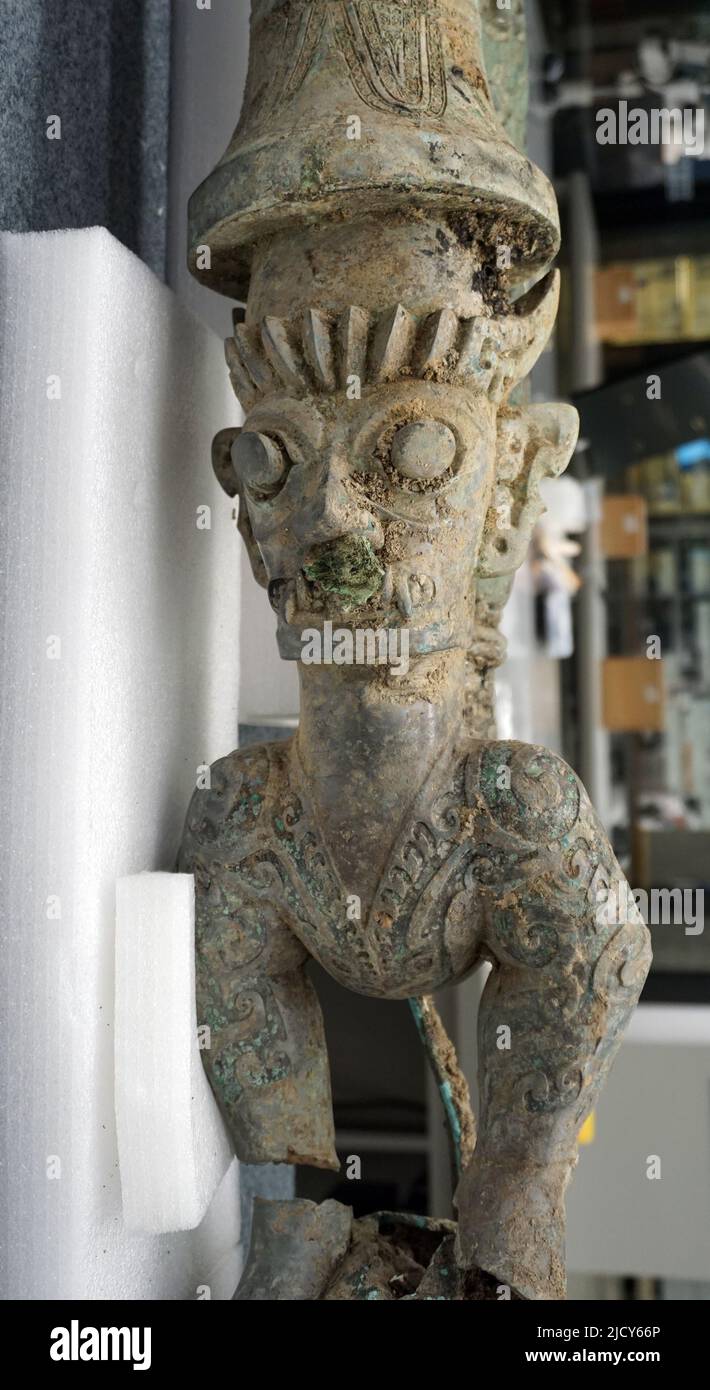 (220616) -- GUANGHAN, 16 de junio de 2022 (Xinhua) -- Foto tomada el 16 de junio de 2022 muestra parte de una escultura de bronce exitosamente emparejada que representa una figura de cabeza humana, cuerpo de serpiente y uña de pájaro. Una escultura de bronce recién desenterrada en el famoso sitio de las ruinas de Sanxingdui fue igualada con éxito con otra parte de bronzware después de ser apartada hace unos 3.000 años, el equipo arqueológico confirmó el jueves. La sofisticada escultura de bronce representa una figura de una cabeza humana y cuerpo de serpiente, con ojos, colmillos y cuernos que sobresalen. Por encima de la cabeza hay un zun en forma de trompeta cinabrio (un vino antiguo ves Foto de stock