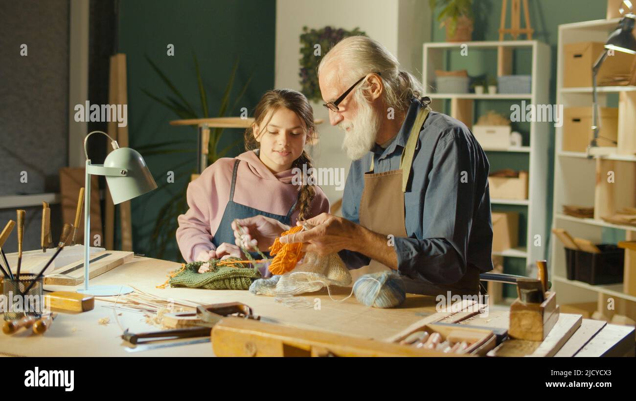 Cuidando al abuelo con su nieta adolescente pasar tiempo juntos. Hobby Foto de stock
