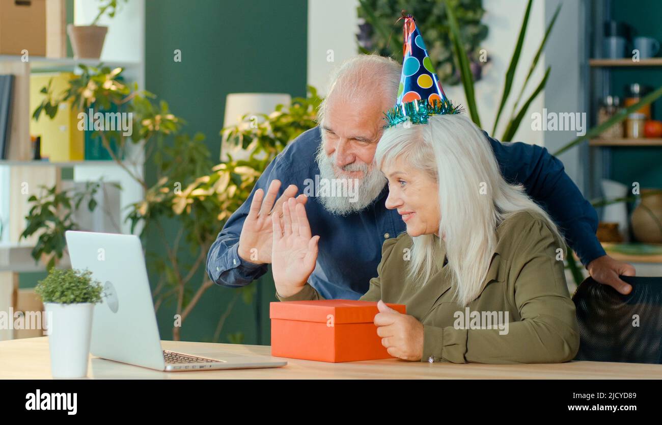 Una feliz pareja de ancianos Celebrando el cumpleaños en línea Diversión Disfrutando de Internet Foto de stock