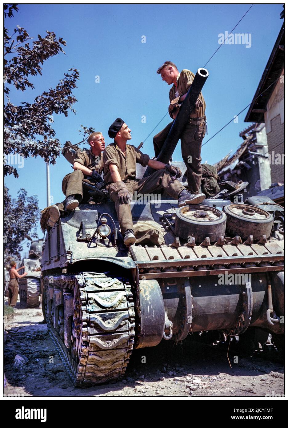 D-Day Advance Sherman Tanks WW2 tripulación canadiense de un tanque Sherman al sur de Vaucelles Normandía, junio de 1944 tropas aliadas avanzando hacia el sur después del Día D (operación Overlord) 6th de junio de 1944 Vaucelles Calvados Normandía Francia imagen en color original Foto de stock