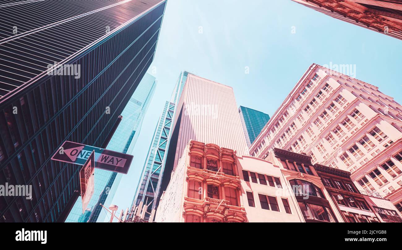 Mirando hacia arriba a los edificios al atardecer, tonificando aplicado del color, ciudad de Nueva York, Estados Unidos. Foto de stock