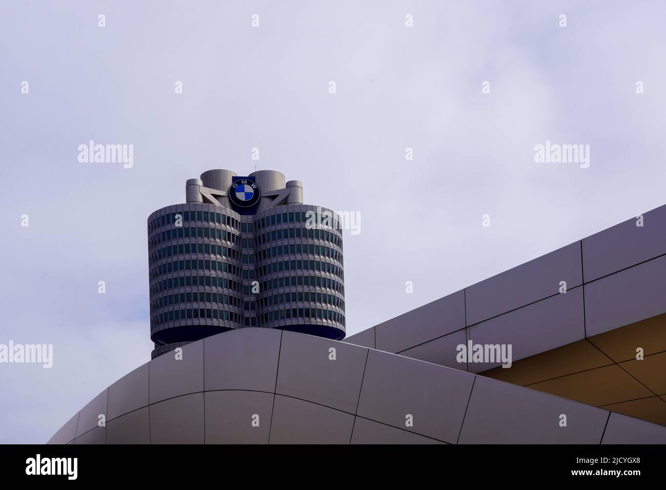La torre BMW, el BMW de cuatro cilindros es el edificio principal de la administración y el hito del fabricante de coches BMW en Munich, Alemania, 22.4.22 Foto de stock