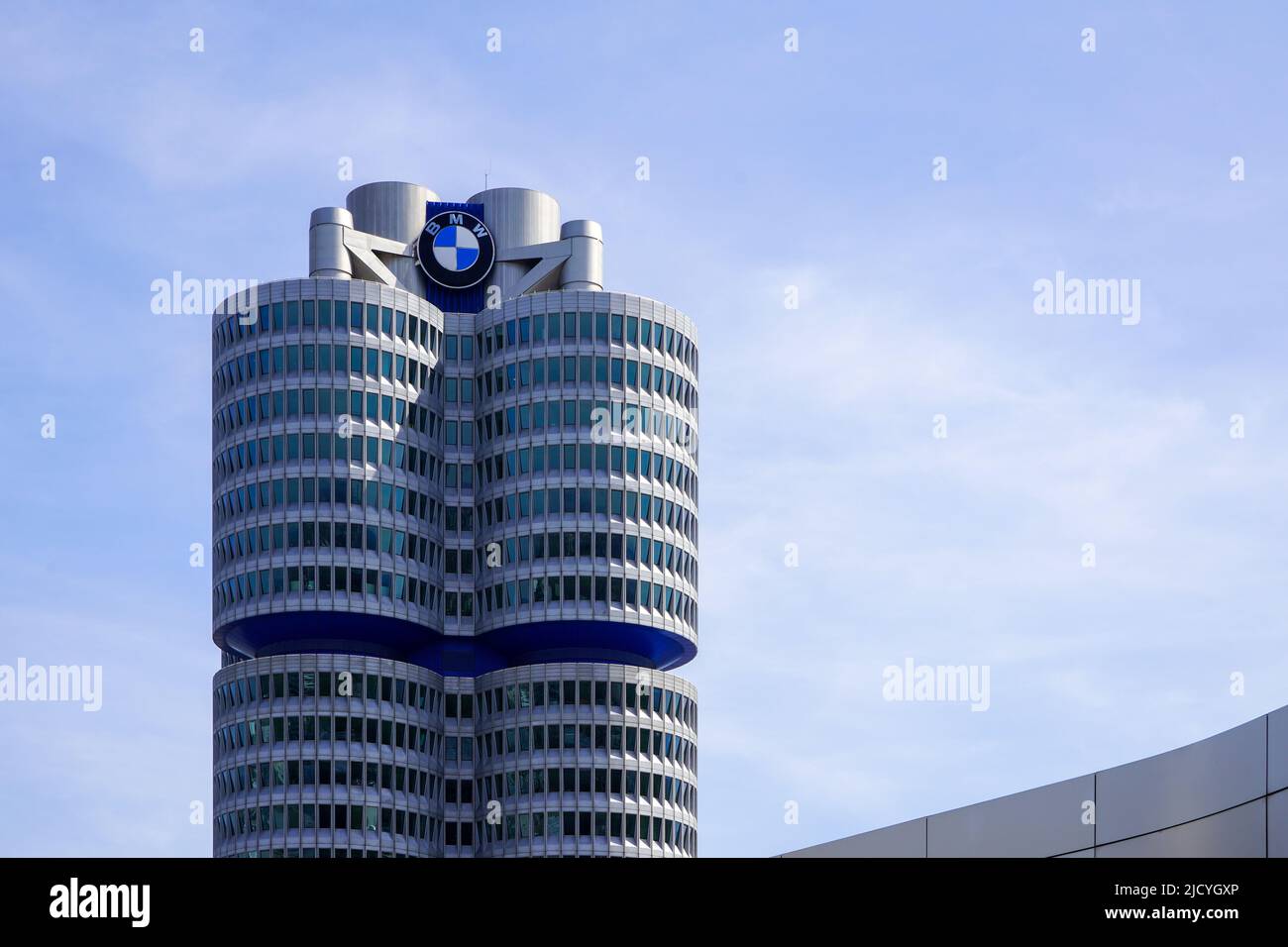 La torre BMW, el BMW de cuatro cilindros es el edificio principal de la administración y el hito del fabricante de coches BMW en Munich, Alemania, 12.4.22 Foto de stock