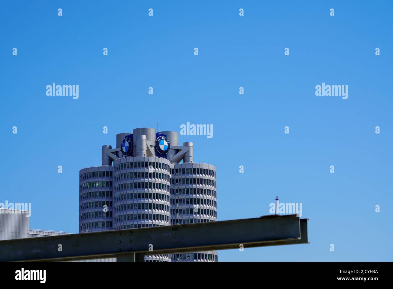 La torre BMW, el BMW de cuatro cilindros es el edificio principal de la administración y el hito del fabricante de coches BMW en Munich, Alemania, 15.5.22 Foto de stock