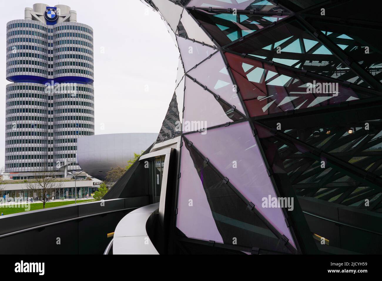 La torre BMW, el BMW de cuatro cilindros es el edificio principal de la administración y el hito del fabricante de coches BMW en Munich, Alemania, 19.4.22 Foto de stock