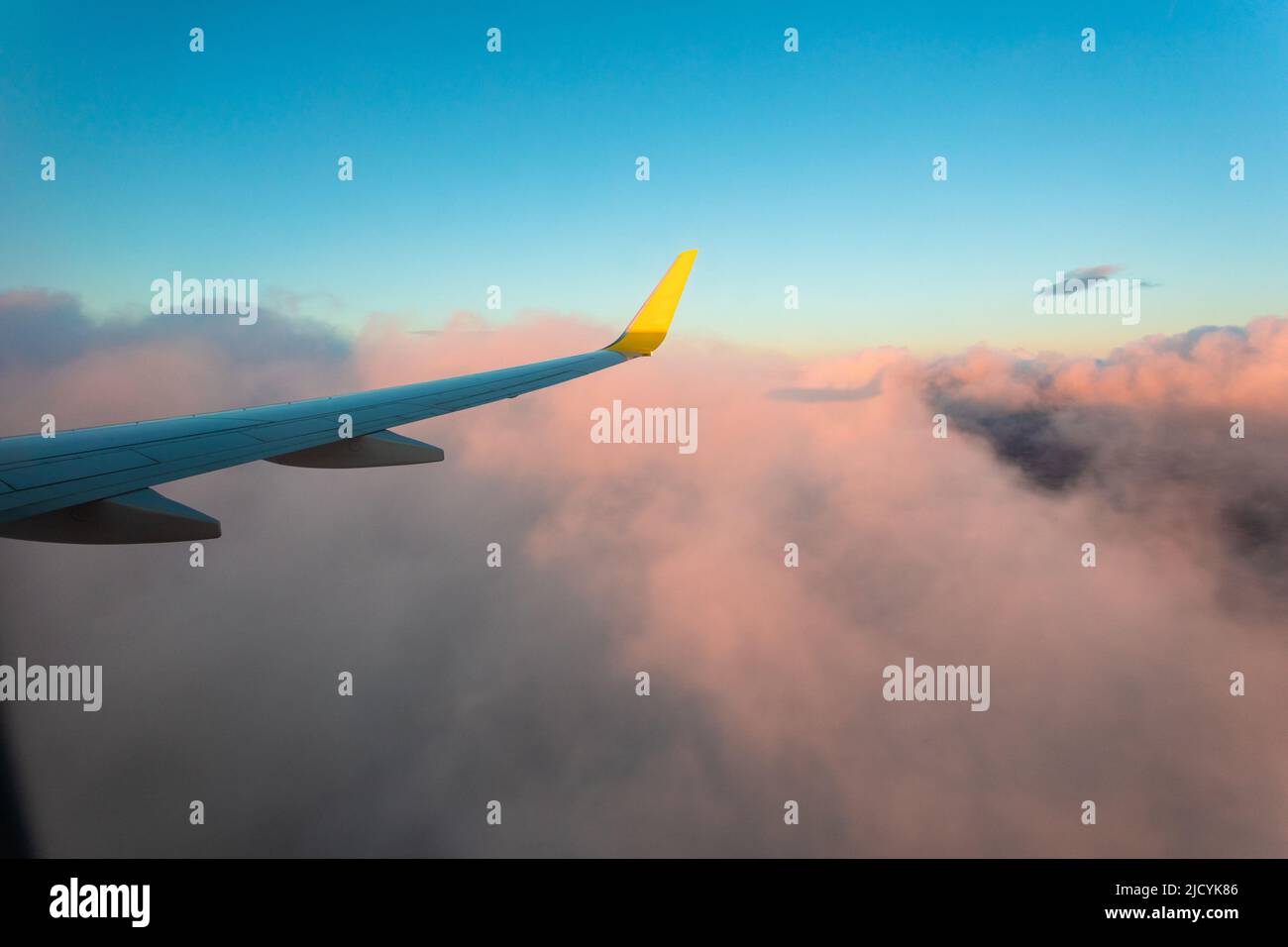 Impresionante puesta de sol desde la ventana del avión durante el vuelo. Foto de stock