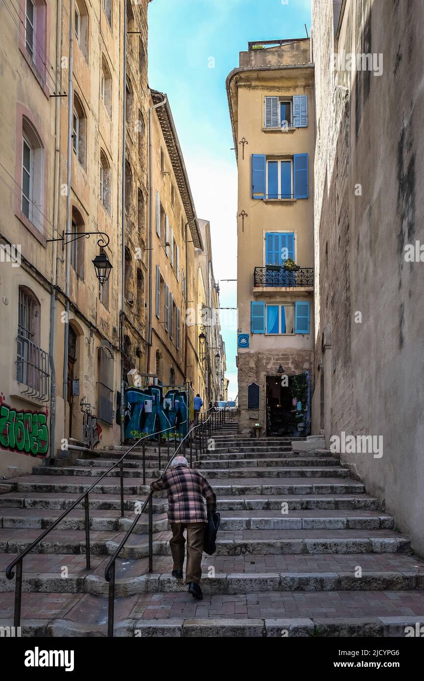 Marsella, Francia, 2022 de mayo, vista de un anciano subiendo las escaleras en el distrito de Le Panier Foto de stock